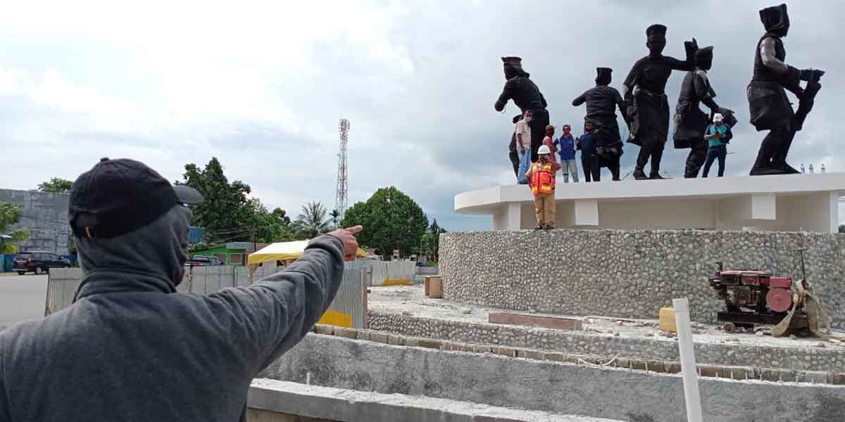 Purjito mengarahkan pemasangan patung di Bundaran Jalan Cenderawasih, depan Petrosea, Senin (25/1/2021). Foto: Fachruddin Aji/Papua60detik